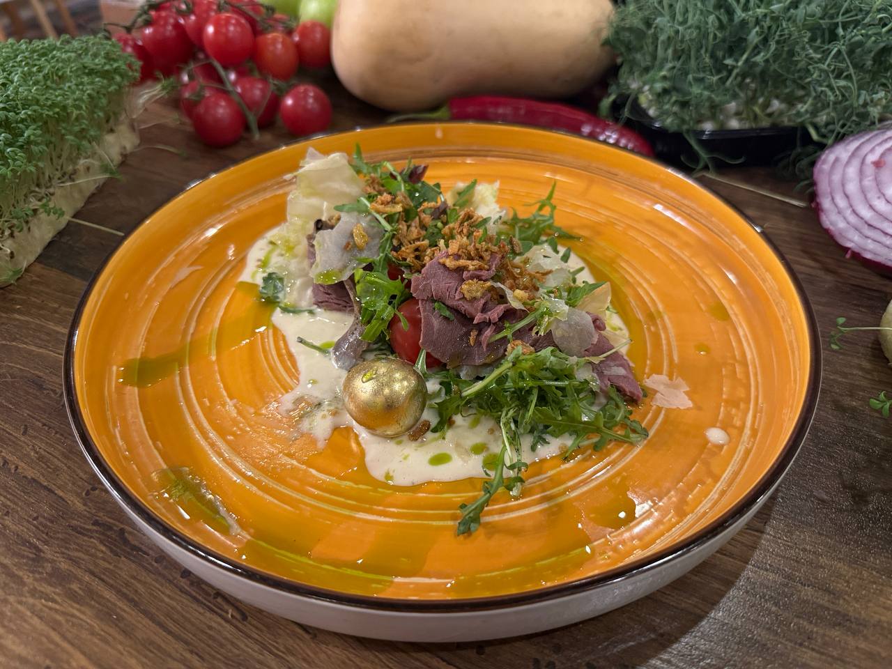 Мясной салат с телятиной, хрустящим тестом и томатами в соусе из меда, горчицы и апельсинового сока