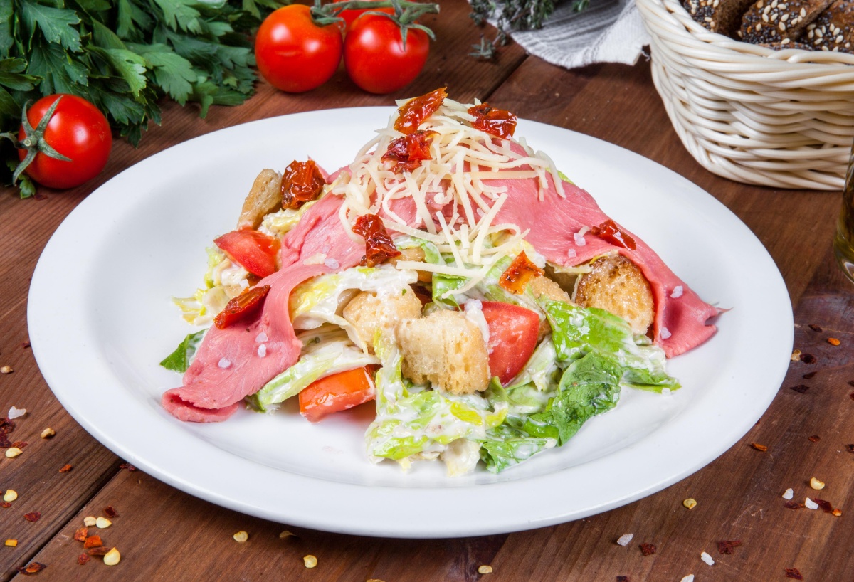 Салат Цезарь с мясом по-трентински